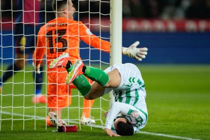 El delantero del Betis Juanmi durante el partido de los octavos de final de la Copa del Rey entre FC Barcelona y Real Betis en el Estadio Olímpico Lluis Companys. EFE/ Alejandro García