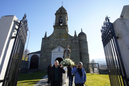 Procesión de San Antón de Bembibre (León), con la talla del siglo XVI de la antigua Ermita de San Antonio.