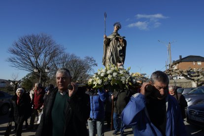 Procesión de San Antón de Bembibre (León), con la talla del siglo XVI de la antigua Ermita de San Antonio.