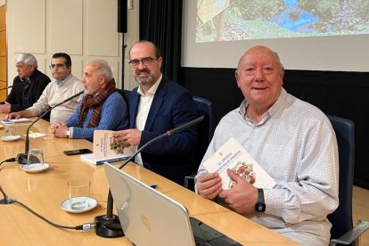 Toño Criado, César Sánchez, Rafa Casas, Marco Morala y Lolo Gay durante la presentación de 'El Bierzo, identidad propia'