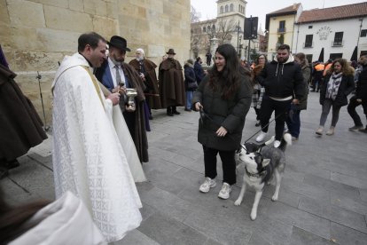 Bendición de los animales por San Antón en la plaza de San Marcelo en León.