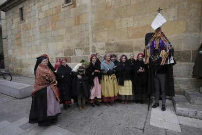 Bendición de los animales por San Antón en la plaza de San Marcelo en León.