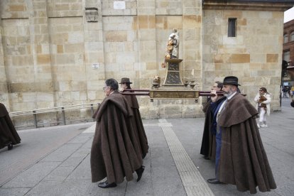 Bendición de los animales por San Antón en la plaza de San Marcelo en León.