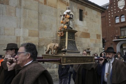 Bendición de los animales por San Antón en la plaza de San Marcelo en León.