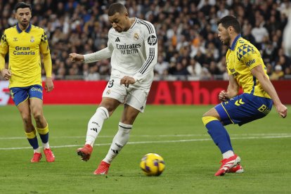 El delantero francés del Real Madrid Kylian Mbappé (c) en acción este domingo, durante un partido de la jornada 20 de LaLiga EA Sports, entre el Real Madrid y el UD Las Palmas, en el Estadio Santiago Bernabéu de Madrid. EFE/ Sergio Perez