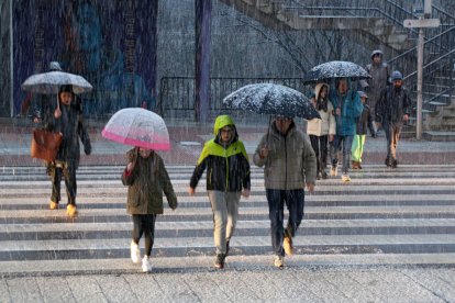 Nieva sobre la capital leonesa.