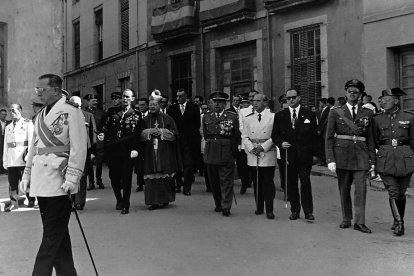 Autoridades civiles y militares con el alcalde de la ciudad al salir de la plaza de la Encina. Encabeza la procesión el Gobernador Civil.