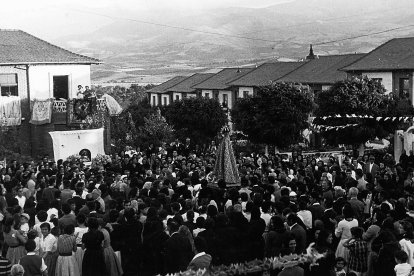 La plaza del nuevo barrio de Ciudad Jardín se queda pequeña para recibir a los peregrinos que acompañana a la Morenica.