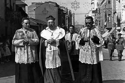 El señor obispo de Astorga acompañado por los magistrales de Astorga y Oviedo.