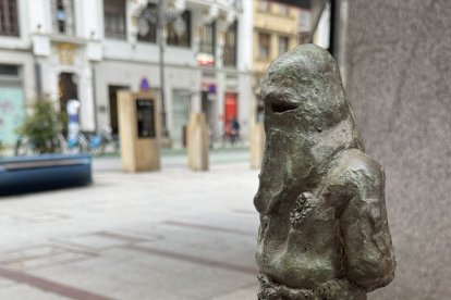 El Papón de Carlos Cuenllas junto al Ayuntamiento de León