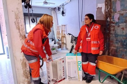 Voluntarias de Cruz Roja recoge radiadores para repartir a las personas que tienen dañada su casa.