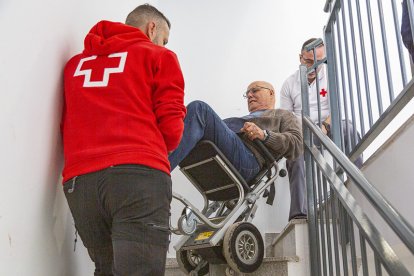 Facilitando la movilidad con una grúa silla.