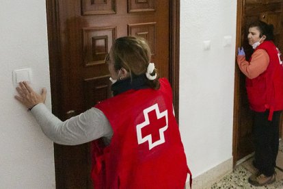 Puerta a puerta para ayudar.