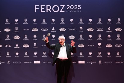 El director y guionista Jaime Chávarri posa con el Premio Feroz de Honor, en la gala de entrega de los Premios Feroz, en su duodécima edición, este sábado en Pontevedra. EFE/Brais Lorenzo