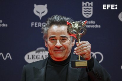 El actor Eduard Fernández posa con el Feroz al mejor actor protagonista por su papel en la película