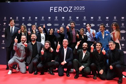 El equipo de 'Casa en llamas', a su llegada a la gala de entrega de la duodécima edición de los Premios Feroz celebrada este sábado en Pontevedra. EFE/Brais Lorenzo