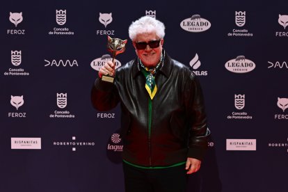 El realizador Pedro Almodóvar posa con el premio al Mejor Director por su película 'La habitación de al lado', en la gala de entrega de los Premios Feroz, en su duodécima edición, este sábado en Pontevedra. EFE/Brais Lorenzo
