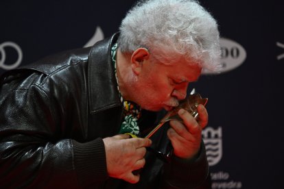 PEl realizador Pedro Almodóvar posa con el premio al Mejor Director por su película 'La habitación de al lado', en la gala de entrega de los Premios Feroz, en su duodécima edición, este sábado en Pontevedra. EFE/Brais Lorenzo