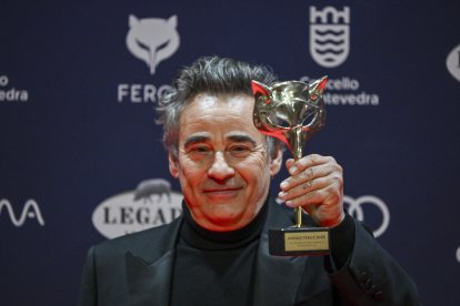El actor Eduard Fernández posa con el Feroz al mejor actor protagonista por su papel en la película