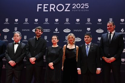 Los ministros de Cultura, Ernest Urtasun (3i): la vicepresidenta segunda del Gobierno, y ministra de Trabajo, Yolanda Diaz (3d) y la presidenta de Los Premios Feroz, MAría Guerra (c), entre otros, a su llegada a la gala de entrega de la duodécima edición de los Premios Feroz, este sábado en Pontevedra. EFE/ Brais Lorenzo