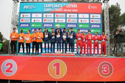 Raúl Celada, de rojo, se colgó la medalla de bronce con la selección de Castilla y León absoluta masculina.