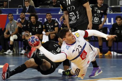 El francés Ludovic Fabregas (d) en acción ante el egipcio Abdelrahman Abdou (I) durante el partido de cuartos del Mundial de balonmano en Zagreb, Croacia.EFE/EPA/ANTONIO BAT