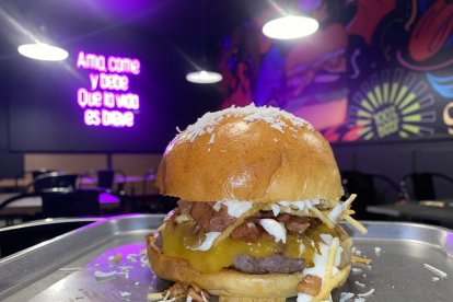 Gulaburger León con La Rocket.