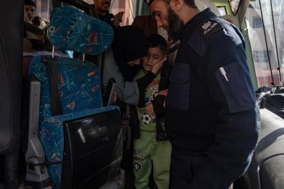 Un niño se prepara para abandonar la Franja de Gaza hacia el cruce de Rafah para recibir tratamiento en el extranjero, en Jan Yunis, en el sur de la Franja de Gaza. EFE/EPA/HAITHAM IMAD