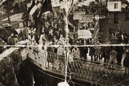 Otra imagen de la misma manifestación que Modesta Santín, viuda de Emilio Silva Faba, escondió en una pared de su casa en Pereje, doblada en cuatro partes. 'La Preferida' está a la derecha.