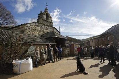 Concentración de apoyo a la presidenta de la Junta Vecinal de Villar del Monte.