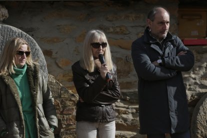 Concentración de apoyo a la presidenta de la Junta Vecinal de Villar del Monte.