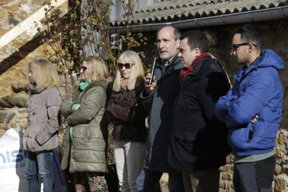 Concentración de apoyo a la presidenta de la Junta Vecinal de Villar del Monte.