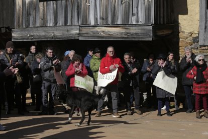 Concentración de apoyo a la presidenta de la Junta Vecinal de Villar del Monte.