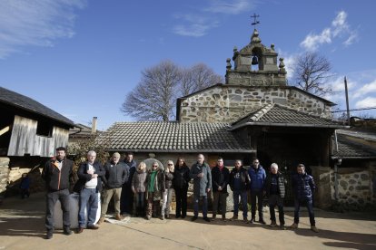 Concentración de apoyo a la presidenta de la Junta Vecinal de Villar del Monte.