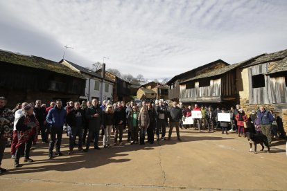 Concentración de apoyo a la presidenta de la Junta Vecinal de Villar del Monte.
