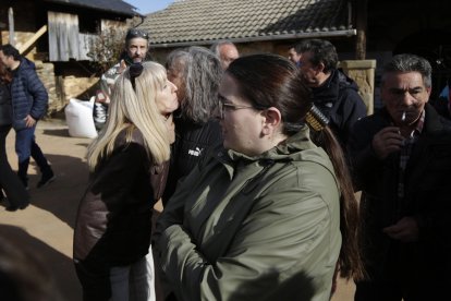 Concentración de apoyo a la presidenta de la Junta Vecinal de Villar del Monte.