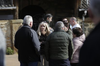Concentración de apoyo a la presidenta de la Junta Vecinal de Villar del Monte.