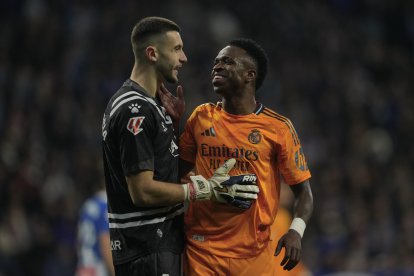 CEl delantero brasileño del Real Madrid, Vinicius Junior (d) y el guardameta del Espanyol, Joan García. EFE / Alejandro García.