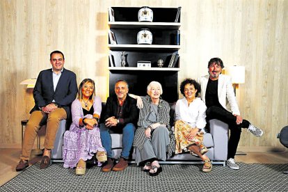 José Miguel González (primero por la izquierda) junto a la formación de Mocedades.