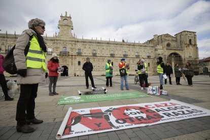 Manifestación contra el uso de perros en la caza en León.