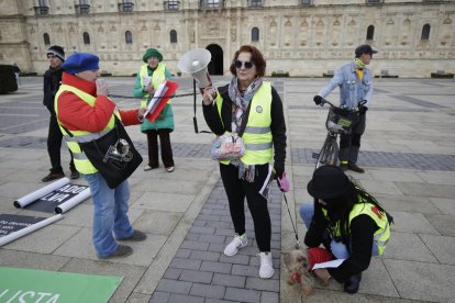 Manifestación contra el uso de perros en la caza en León.