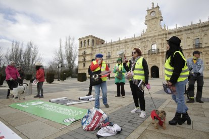 Manifestación contra el uso de perros en la caza en León.