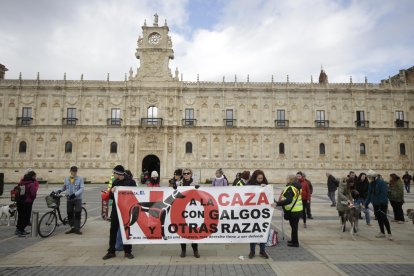 Manifestación contra el uso de perros en la caza en León.