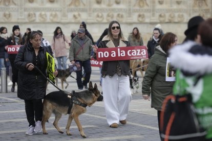 Manifestación contra el uso de perros en la caza en León.