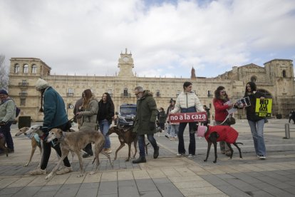 Manifestación contra el uso de perros en la caza en León.