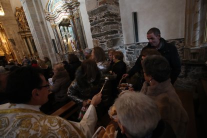 Una multitud rodeó al cura para conseguir la bendición.