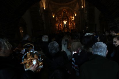 Una multitud rodeó al cura para conseguir la bendición.