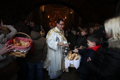 Una multitud rodeó al cura para conseguir la bendición.