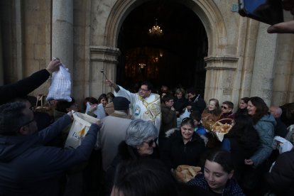 Una multitud rodeó al cura para conseguir la bendición.