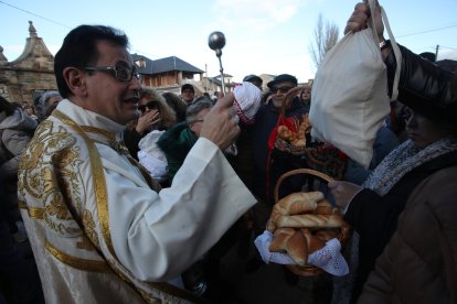 Una multitud rodeó al cura para conseguir la bendición.
